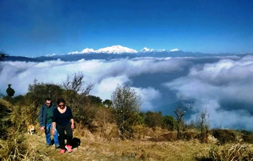 Day Hiking in Darjeeling to Tonglu